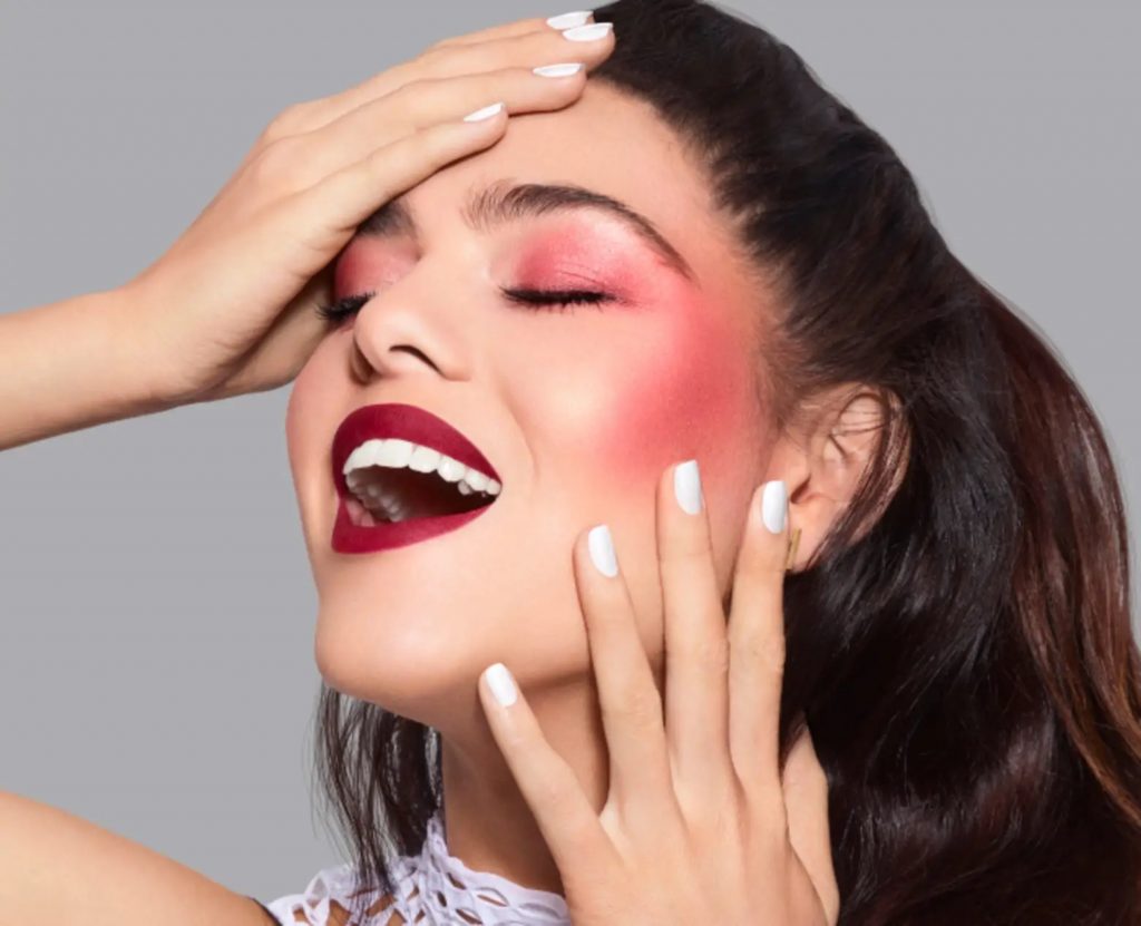 رژگونه در آرایش شب و روز