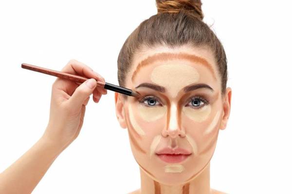 برای کانتور کردن صورت ازکرم فشرده معمولا استفاده میشود.که بایددویا سه درجه تیره ترازرنگ پوست باشد.کانتور صورت قدم به قدم (Contouring face step by step)