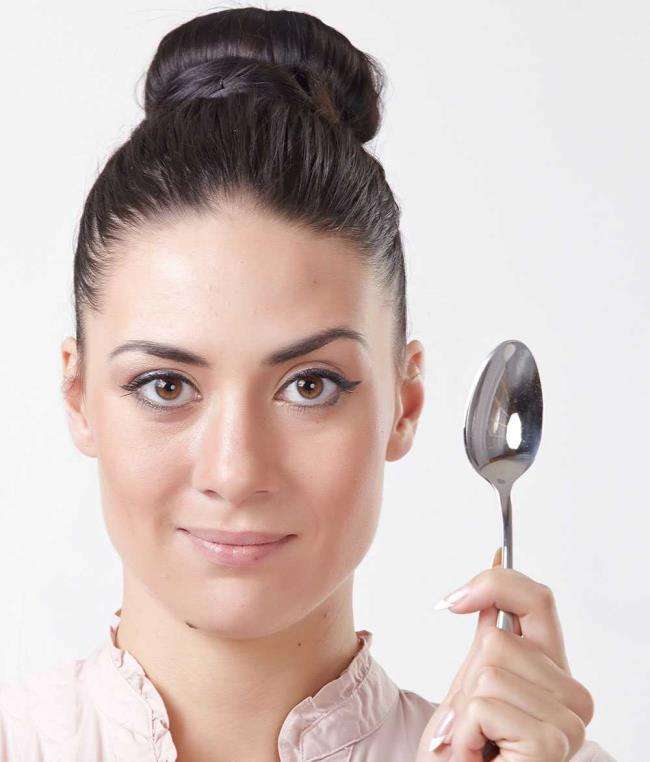 چگونه با استفاده از قاشق آرایش کنیم؟