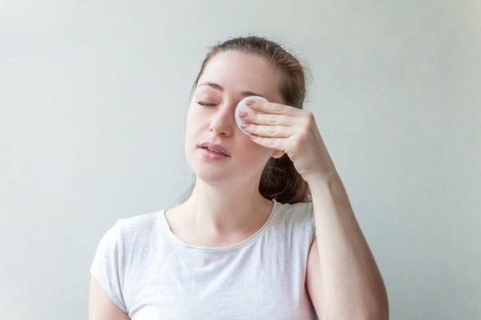 پاک کردن ریمل ضدآب با پاک کننده آرایش چشم